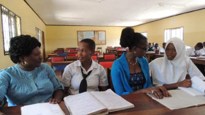 Joyce Ngowi et Sera Attika, représentantes du Greffe, avec des étudiantes du lycée Longido, Arusha