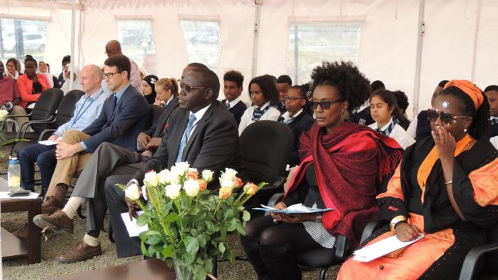Des étudiants et des enseignants d'écoles internationales à Arusha participent le 24 octobre à la célébration, organisée par le MTPI, de la Journée des Nations Unies