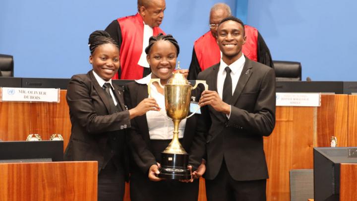 Équipe gagnante : Zimbabwe (Great Zimbabwe University). De gauche à droite : Ashley Muza, Kundiso Rusike et Carl Makomborero Muropa