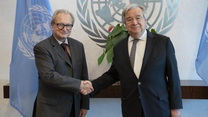 Le Juge Carmel Agius, Président du MIFRTP (à gauche), et le Secrétaire général des Nations Unies, António Guterres. UN Photo/Evan Schneider 