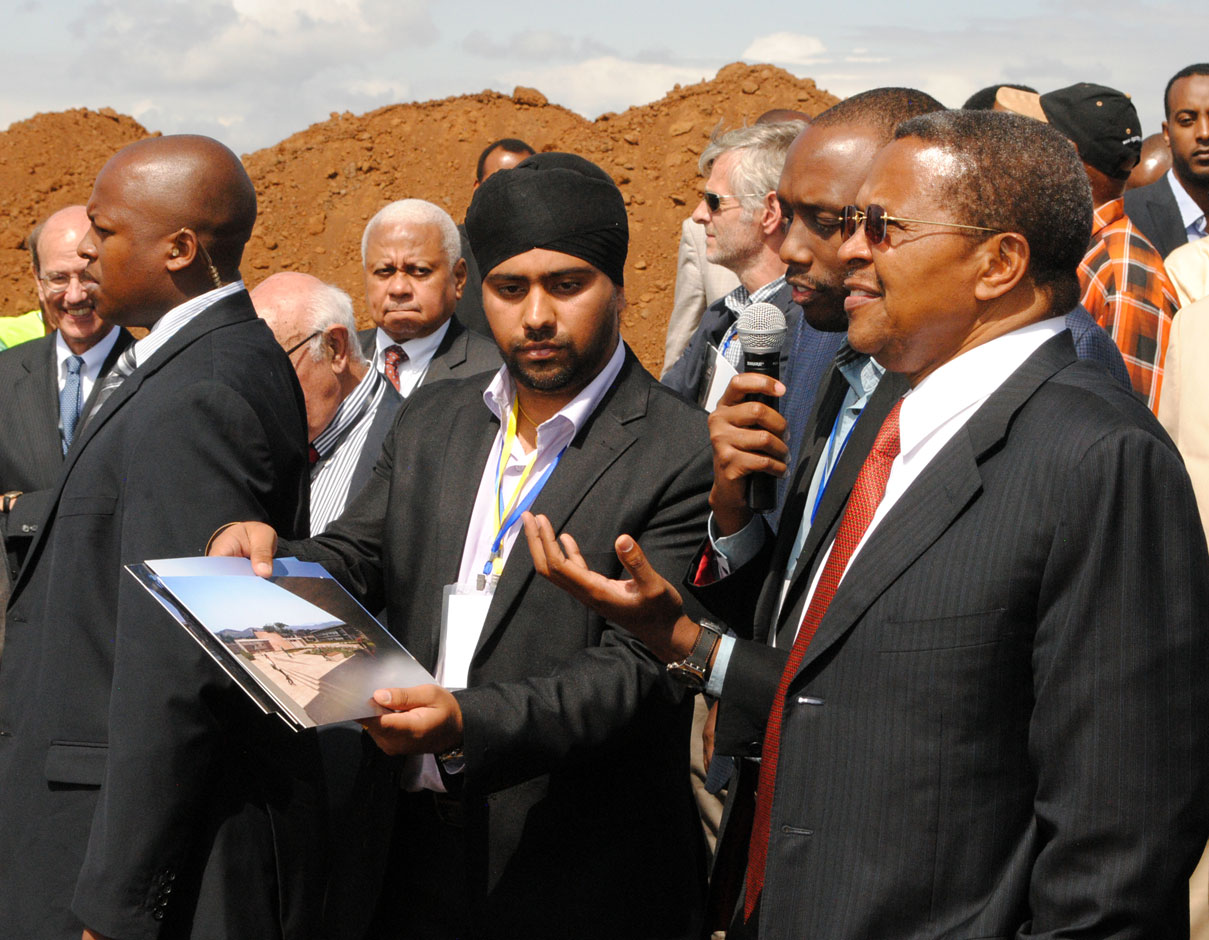 H.E. President Kikwete of Tanzania receives a briefing on the construction progress by the representatives from the architect and the construction companies