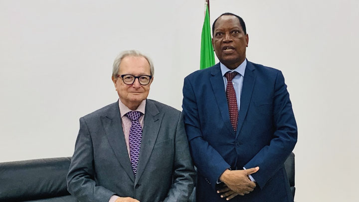 Le président du Mécanisme, Carmel Agius, en compagnie du professeur Palamagamba Kabudi, ministre tanzanien des affaires étrangères et de la coopération est-africaine.