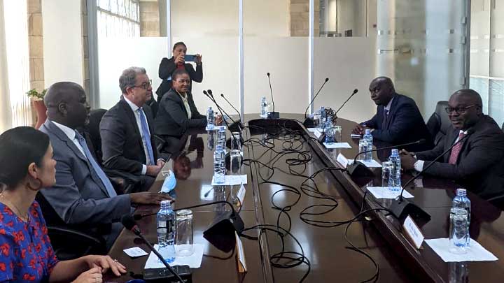 On the left, from closer to further, Ms. Ana Cristina Rodríguez Pineda, Chef de Cabinet and Principal Legal Advisor of the Office of the President, Registrar Abubacarr Tambadou, Prosecutor Serge Brammertz, Ms. Thembile Segoete, Officer-in-Charge, Senior Legal Officer, Office of the Prosecutor, Arusha branch. On the right, from closer to further, Hon. Mr. John Mongella, Regional Commissioner of Arusha, and Mr. Jacob Msekwa, Regional Protocol Office.