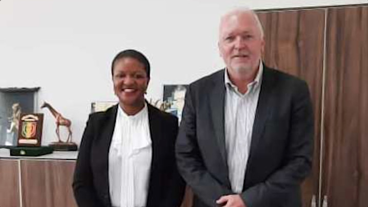 Officier responsable du Bureau du Procureur, Mme Thembile Segoete et Son Excellence M. Wiebe de Boer