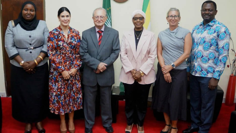 President Carmel Agius (third from left) met with the President of the African Court on Human and Peoples' Rights, Imani Daud Aboud (third from right) and other members of their respective staffs.