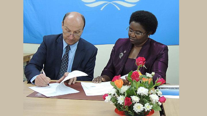 M. John Hocking, Greffier du MTPI, et Mme Irene Kasyanju, Ambassadeur du Ministère tanzanien des affaires étrangères