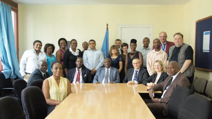 Le Procureur du Mécanisme Hassan B. Jallow avec les membres du Bureau du Procureur du Mécanisme à la 3e réunion conjointe inter-divisions annuelle, à Arusha.