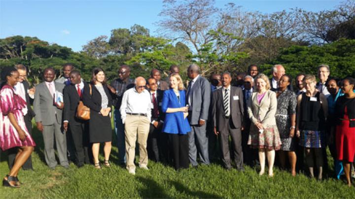 Le Juge Theodor Meron, Président du Mécanisme, et M. Hassan B. Jallow, Procureur du Mécanisme et du TPIR, avec les participants à la Table ronde du Procureur, organisée à Arusha.
