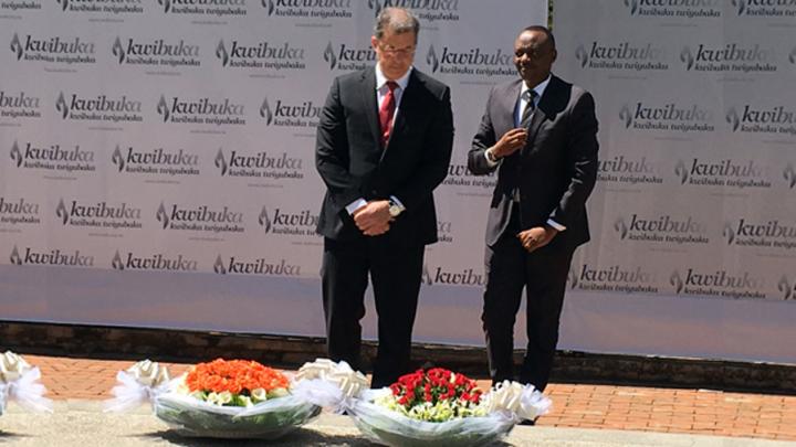 Tužilac MMKS, Serge Brammertz, i državni tužilac Ruande, Richard Muhumuza, polažu vence u Memorijalnom centru genocida u Gisoziju, Kigali, Ruanda