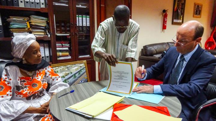 Registrar John Hocking signs the agreement on enforcement of sentences with H.E. Justice Sanogo Aminata Mallé, Minister of Justice, Human Rights and Keeper of the Seals