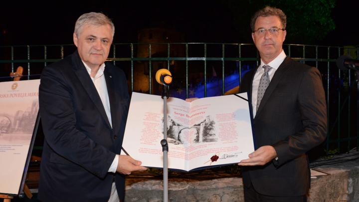 Prosecutor Brammertz accepts Peace Award from Safet Oručević, Director of the Centre for Peace and Multiethnic Cooperation in Mostar