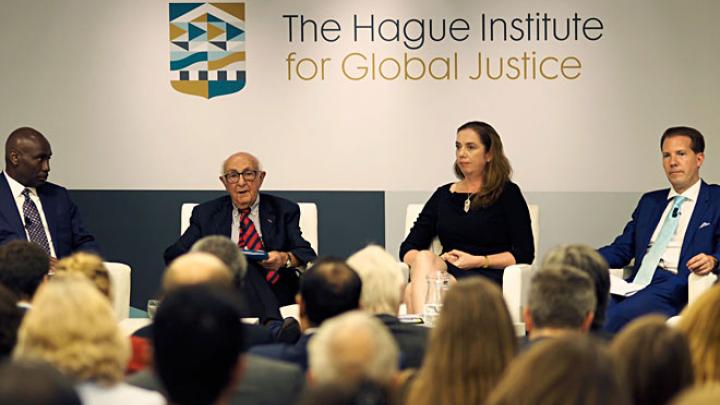 M. Abi Williams, Président de The Hague Institute, le Juge Theodor Meron, Président du Mécanisme, Mme Fidelma Donlon, Greffier des Chambres spécialisées pour le Kosovo et le Professeur Carsten Stahn, Président du l’International Criminal Law and Global Justice et Directeur de programme du Centre Grotius d’études juridiques internationales à l’Université de Leiden.