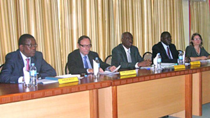 Bongani Majola, Greffier du TPIR ; Vagn Joensen, Président du TPIR ; Hassan B. Jallow, Procureur du TPIR et du MTPI ; Samuel Akorimo (représentant John Hocking, Greffier du TPIY et du MTPI) et Karen Johnson (représentant Theodor Meron, Président du TPIY et du MTPI).