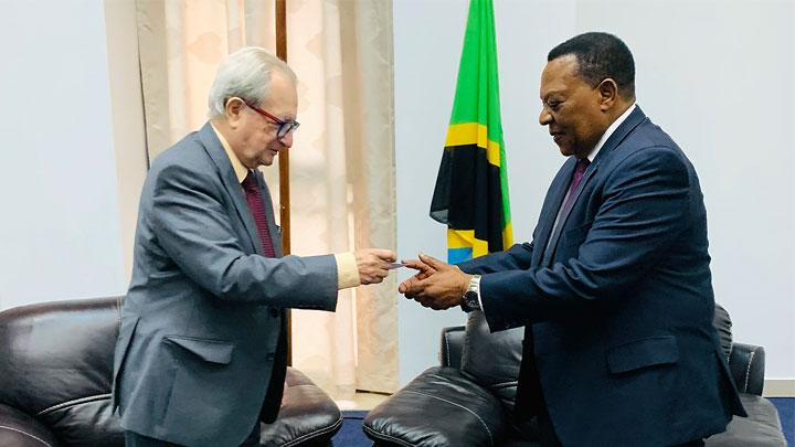 Le président du Mécanisme, Carmel Agius (à gauche), en compagnie du ministre des Affaires constitutionnelles et juridiques de la Tanzanie, le Dr Augustine Mahiga