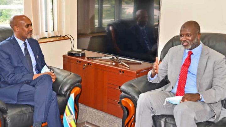 Le Greffier du Mécanisme, Abubacarr Tambadou et Emmanuel Ugirashebuja, Président de la Cour de justice de l’Afrique de l’Est.