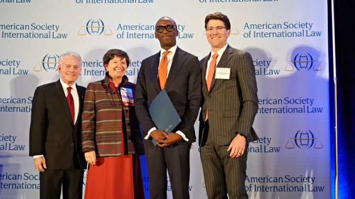 En partant de la gauche, Mark Agrast, Directeur exécutif de l’ASIL, Lucinda A. Low, Présidente de l’ASIL, Olufemi Elias, Greffier du MTPI, et David D. Bowker, Président du comité exécutif de l’ASIL, lors de la cérémonie de récompense qui s’est tenue à Washington, le 5 avril 2018.