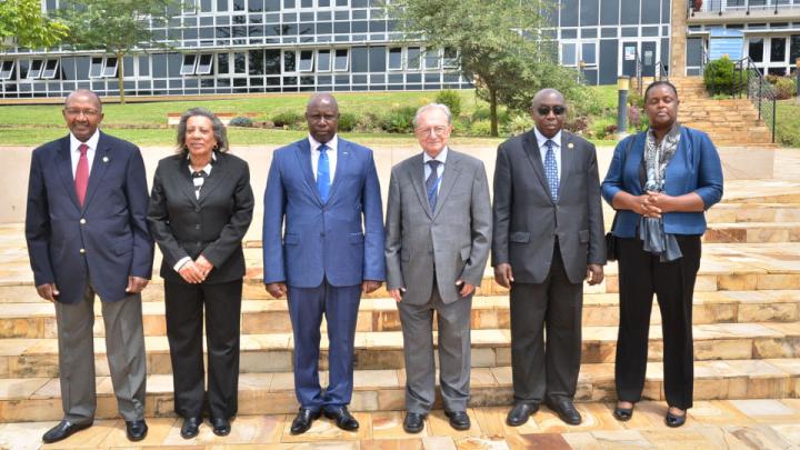 De gauche à droite : la Juge Kathurima M'Inoti, la Juge Sauda Mjasiri, le Juge Nestor Kayobera (Président de la Cour), le Juge Carmel Agius (Président du Mécanisme), le Juge Geoffrey Kiryabwire (Vice-Président de la Cour) et la Juge Anita Mugeni.