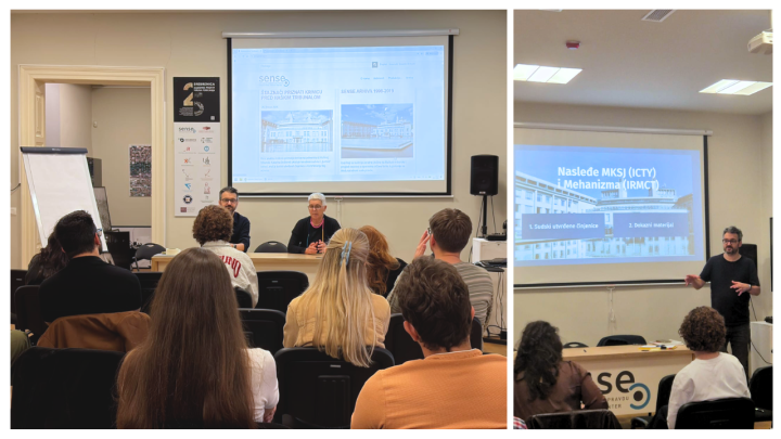 Dvije fotografije prikazuju radionicu u učionici. Na lijevoj fotografiji, učesnici sjede okrenuti prema predavačima koji sjede za stolom na čelu prostorije. Iza njih se nalazi projekcijsko platno na kojem je prikazana internetska stranica SENSE Centra. Na desnoj fotografiji, predavač stoji pored platna i obraća se publici. Na projekciji je prikazan slajd s naslovom „Nasljeđe MKSJ-a (ICTY) i Mehanizma (IRMCT)“, koji navodi sudski utvrđene činjenice i dokazni materijal. Na stolu ispred predavača vidljiv je na