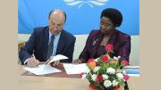 M. John Hocking, Greffier du MTPI, et Mme Irene Kasyanju, Ambassadeur du Ministère tanzanien des affaires étrangères