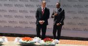 Serge Brammertz, Porokireri wa MICT, na Richard Muhumuza, Umushinjacyaha Mukuru w’u Rwanda, ku Rwibutso rwa Jenoside ku Gisozi, Kigali, Rwanda, muri Mata 2016.