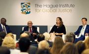 M. Abi Williams, Président de The Hague Institute, le Juge Theodor Meron, Président du Mécanisme, Mme Fidelma Donlon, Greffier des Chambres spécialisées pour le Kosovo et le Professeur Carsten Stahn, Président du l’International Criminal Law and Global Justice et Directeur de programme du Centre Grotius d’études juridiques internationales à l’Université de Leiden.