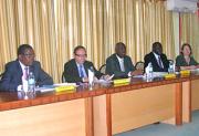 Bongani Majola, Greffier du TPIR ; Vagn Joensen, Président du TPIR ; Hassan B. Jallow, Procureur du TPIR et du MTPI ; Samuel Akorimo (représentant John Hocking, Greffier du TPIY et du MTPI) et Karen Johnson (représentant Theodor Meron, Président du TPIY et du MTPI).