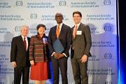 En partant de la gauche, Mark Agrast, Directeur exécutif de l’ASIL, Lucinda A. Low, Présidente de l’ASIL, Olufemi Elias, Greffier du MTPI, et David D. Bowker, Président du comité exécutif de l’ASIL, lors de la cérémonie de récompense qui s’est tenue à Washington, le 5 avril 2018.