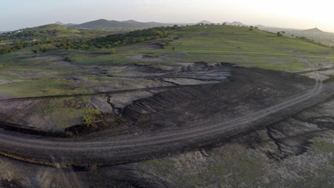 L’entreprise locale de construction Jandu Plumbers Ltd. s’est rendue sur les lieux, installé son bureau en haut de la colline et officiellement commencé les travaux à la fin du mois de février. La Tanzanie a avancé dans la réalisation du projet de construction d’une route temporaire permettant d’accéder au site, projet qu’elle avait lancé au début du mois de février.