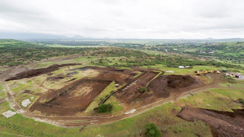 Les travaux d’excavation pour tous les bâtiments – les bureaux, les archives et la salle d’audience, ainsi que la station de pompage auxiliaire et les installations piétonnières– sont terminés. Les travaux de fondation pour les bureaux et les archives sont en cours.