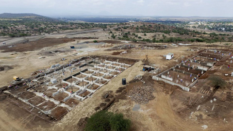 Les travaux de fondation pour le bâtiment destiné aux bureaux sont terminés, et ceux pour les archives, la salle d’audience et les annexes sont toujours en cours. La préparation des travaux de construction pour les bureaux du rez de chaussée a débuté.