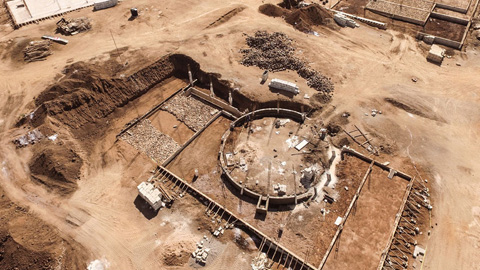 La construction du rez-de-chaussée du bâtiment destiné aux bureaux est terminée. Les fondations des bâtiments des archives et la salle d'audience sont terminées et la construction de leurs rez-de-chaussée respectifs a débuté.