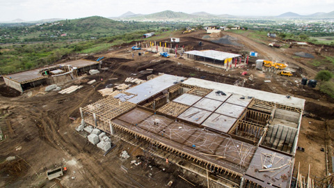 La construction des colonnes et des murs des trois bâtiments est en cours et la préparation de la toiture des archives et de la salle d'audience a débuté.