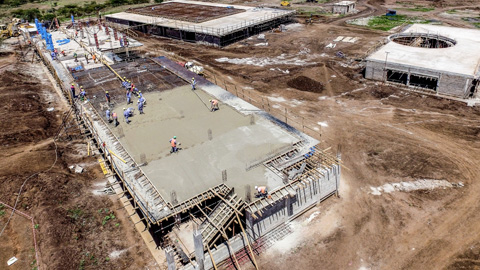 La structure du bâtiment des archives est terminée. La structure de la salle d'audience est également prête, à l'exception de son élément conique en cours de construction. La structure du rez-de-chaussée du bâtiment des bureaux est terminée et la construction du premier étage est en cours.