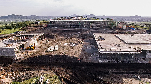 L'équipement de l'intérieur des archives et de la salle d'audience a débuté. La construction de l'étage des bureaux est en cours.