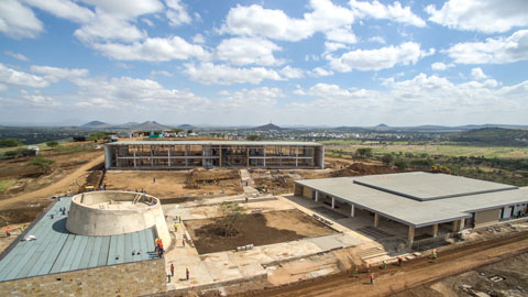 Les progrès des travaux intérieurs et extérieurs se poursuivent. La cour intérieure est au stade des finitions, avec la plantation de l'arbre, son élément central.